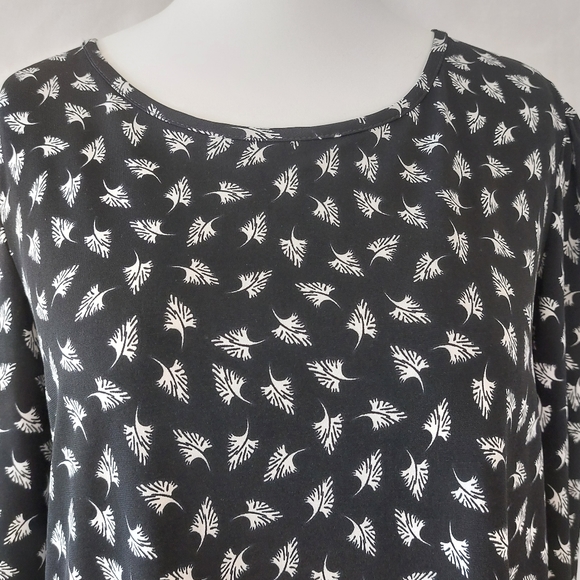 Kim&Co Leaf Print Black White 3/4 Sleeve Top Size XL Flowy Flattering - Picture 2 of 8